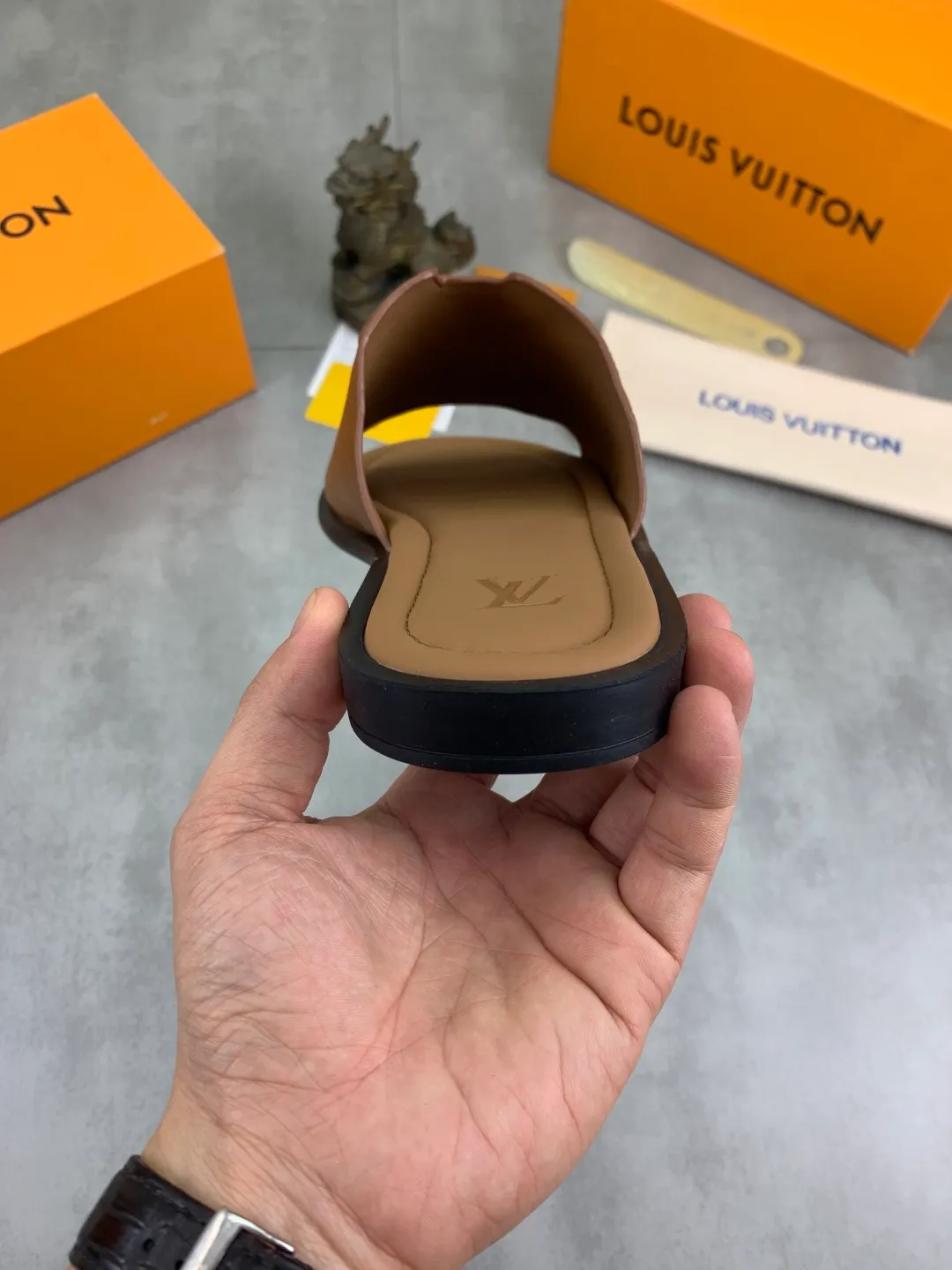 Men's shoes 💰P340 💰【New style】🆘 High quality 【LOUIS VUITTON】The popular Louis Vuitton LV men's slippers on the official website are on sale simultaneously! Original pebbled calfskin fabric imported from Italy. Original factory special supply. Size: 38-46. 4️⃣ colors available.